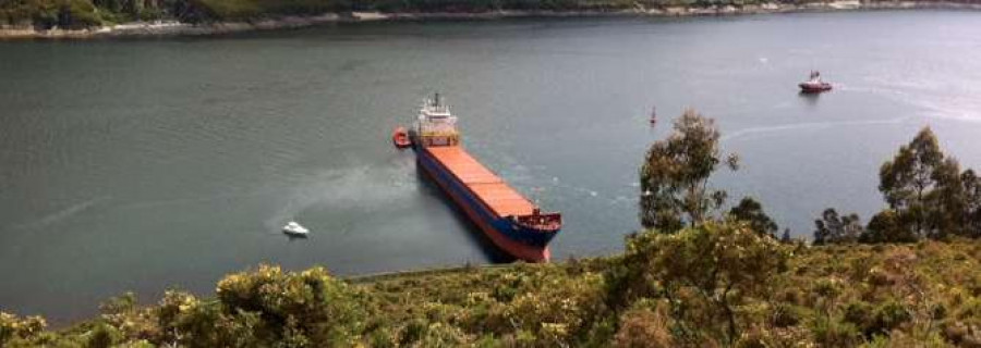 Embarranca un carguero a la entrada de la ría de Ferrol