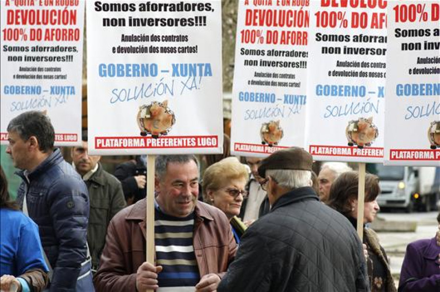 Miles de preferentistas gallegos exigen en Lugo la devolución de su dinero