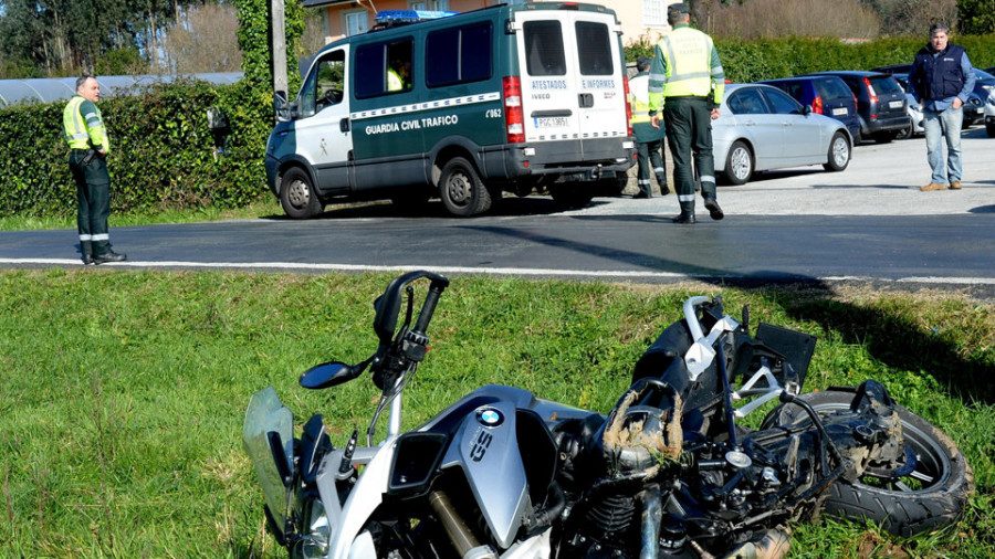 Un motorista resulta herido tras ser embestido por un coche en 
la carretera de Castro a Meirás