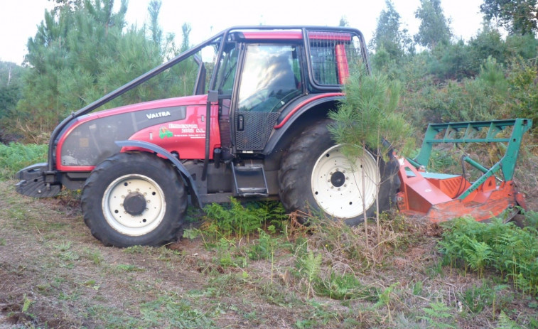 Fallece un septuagenario en Cariño al volcar el tractor que conducía