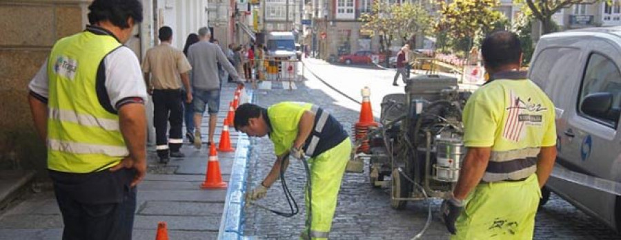 Los trabajos de pintado previos al nuevo plan de aparcamiento se trasladan hoy a Esteiro