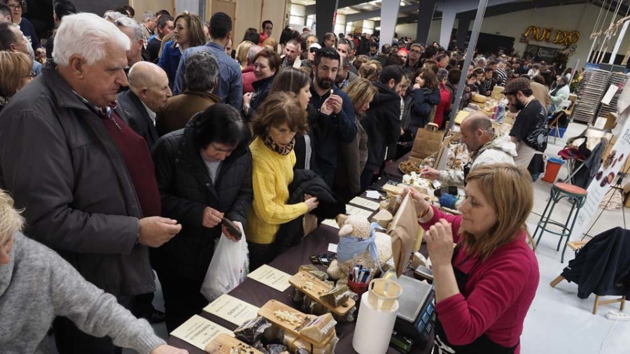 A Feira do Queixo de Moeche encheu de sabores, actividades e moito ambiente o recinto do mercado