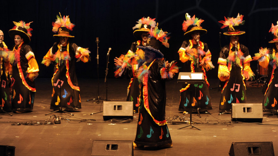 Os Maracos conquista el concurso de comparsas que abre los actos del Carnaval