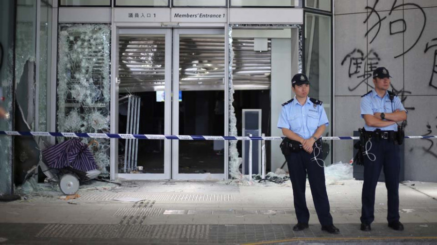 Los primeros activistas detenidos por el asalto al Parlamento de Hong Kong afrontan penas de diez años de cárcel