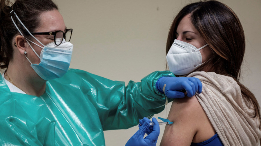 Normalidad en el inicio de la vacunación contra el Covid del personal sanitario en Galicia