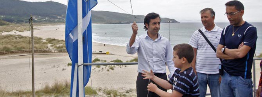 Banderas azules de quita y pon y limpieza de los arenales