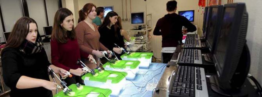 Alumnos del IES Concepción Arenal  se forman en aulas de simulación del CHUF