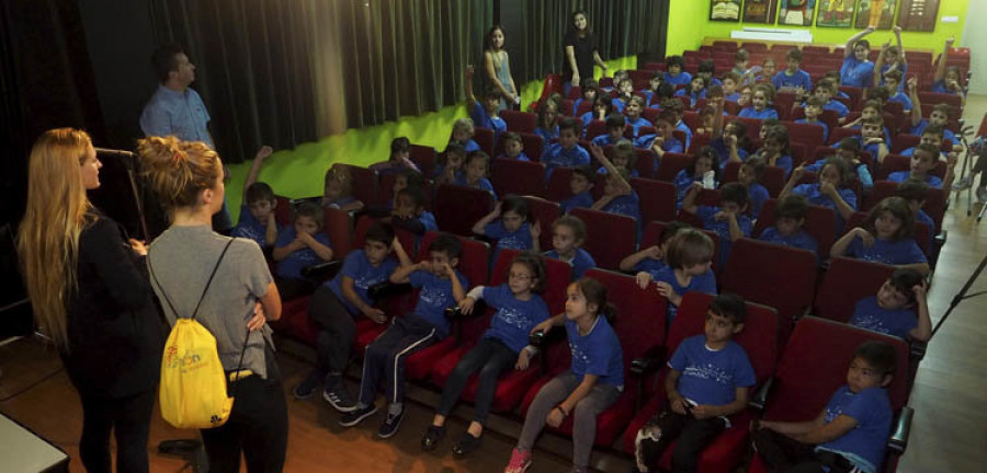 Las triatletas Camila y Melina Alonso inauguraron la milla escolar del CEIP O Ramo