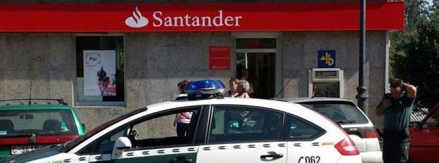 Envían a prisión a uno de los atracadores del banco de Moeche y buscan a un tercero