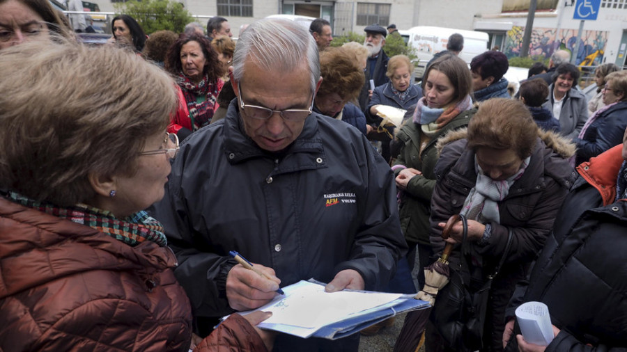 Más de 200 personas se concentran ante el centro de salud de Mugardos