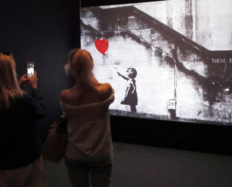 Una obra de Banksy se autodestruye tras ser subastada