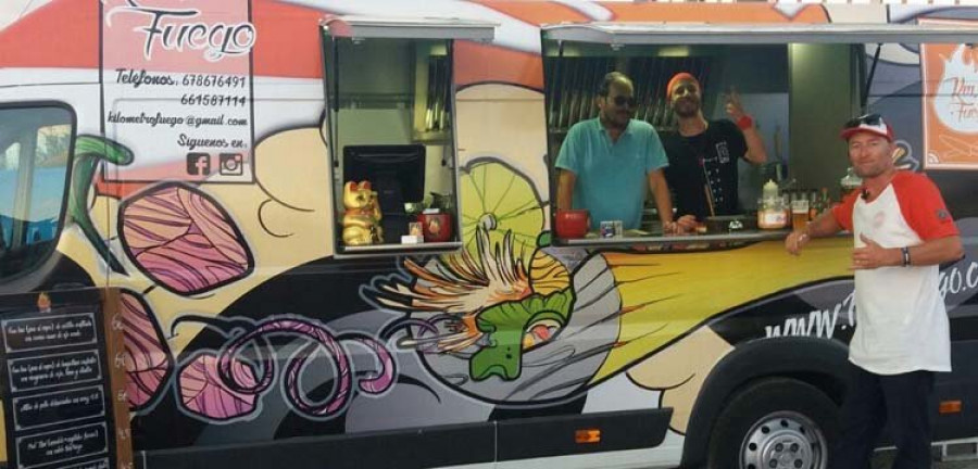 La empresa Kilómetro Fuego ofrece comida de diseño en su foodtruck situado en Pantín