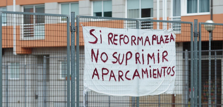 NARÓN - El alcalde explica a los vecinos la remodelación de la plaza de Xuvia