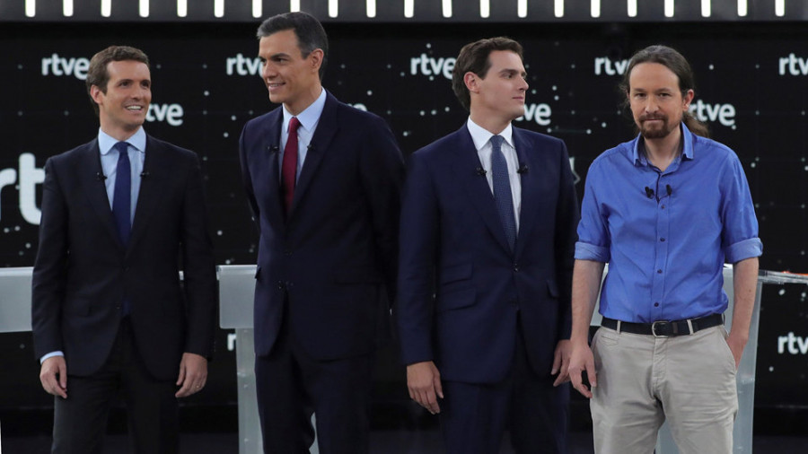 Casado y Rivera atacan a Sánchez 
en el debate con los líderes del procés