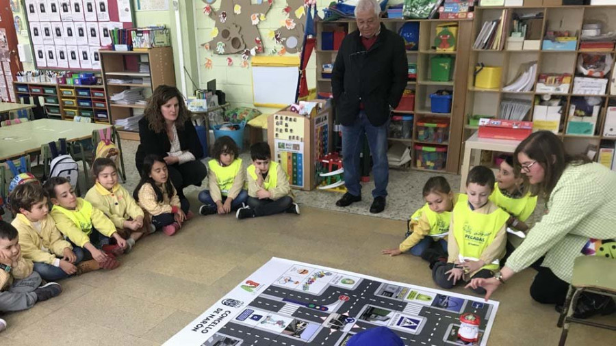 Escolares de A Solaina descubren el municipio las normas viales con un tapiz educativo