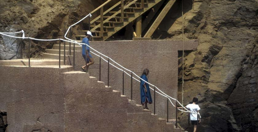 Las escaleras de acceso a la isla de Santa Comba reciben ya las primeras críticas