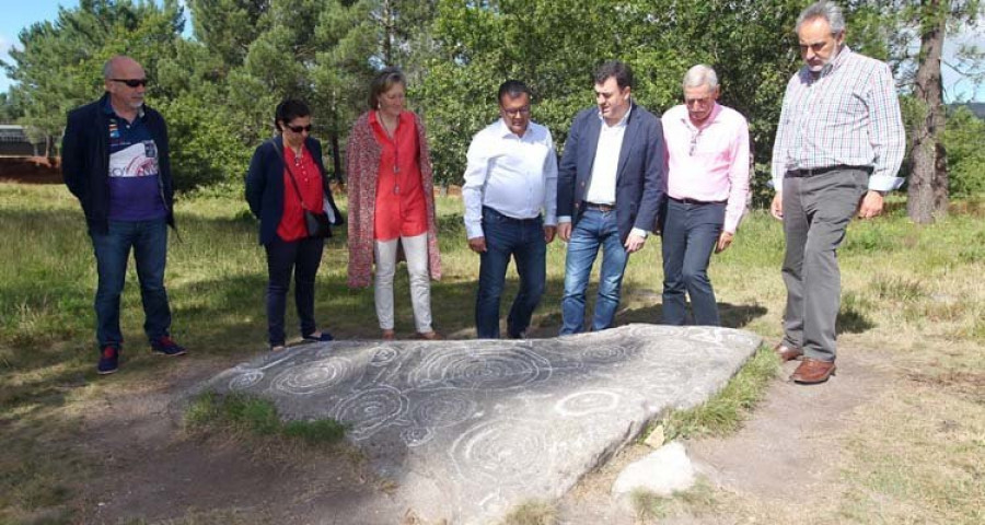 Campo Lameiro presenta en sociedad otro petroglifo