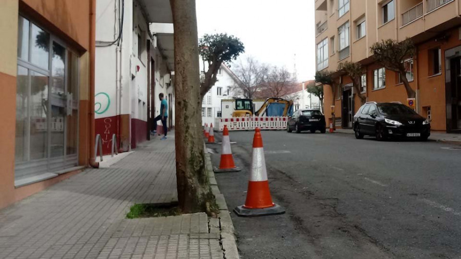 Oleiros desplaza los árboles de las aceras de la calle do Xuncal de Santa Cristina hacia la calzada