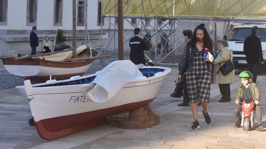 Las embarcaciones tradicionales toman  la plaza de la Fábrica de Tabacos hasta el 17