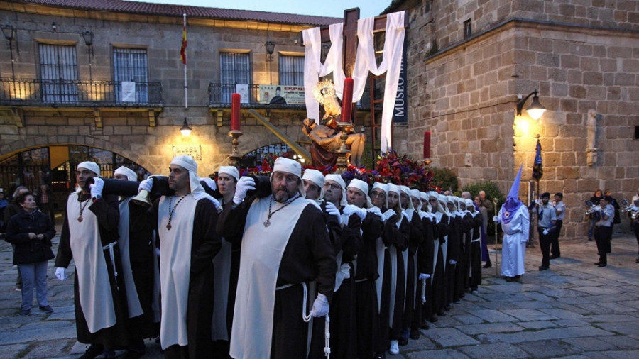 Un Martes Santo primaveral acompaña la salida de los pasos de La Piedad y el Cristo de la Agonía