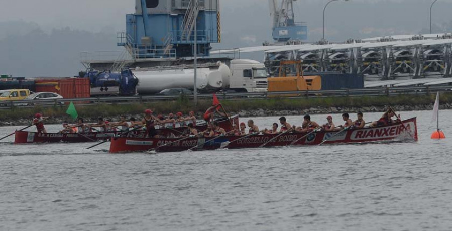 La trainera de A Cabana, tercera tras la regata inicial