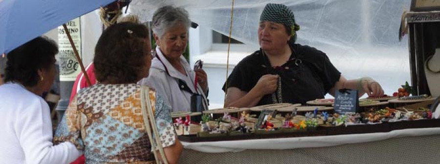 La Feira Mariñeira de Ares reúne a medio centenar de puestos de venta