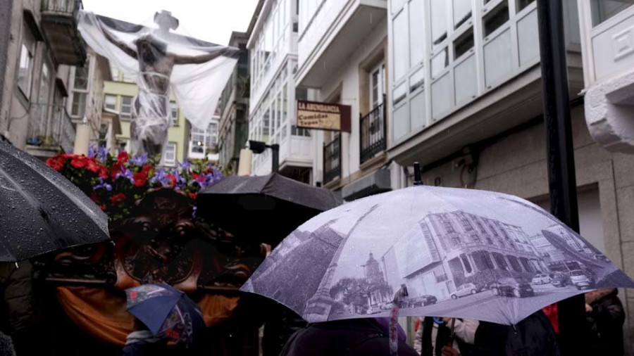 La lluvia hizo acto de presencia y frustró las procesiones previstas para el Miércoles Santo