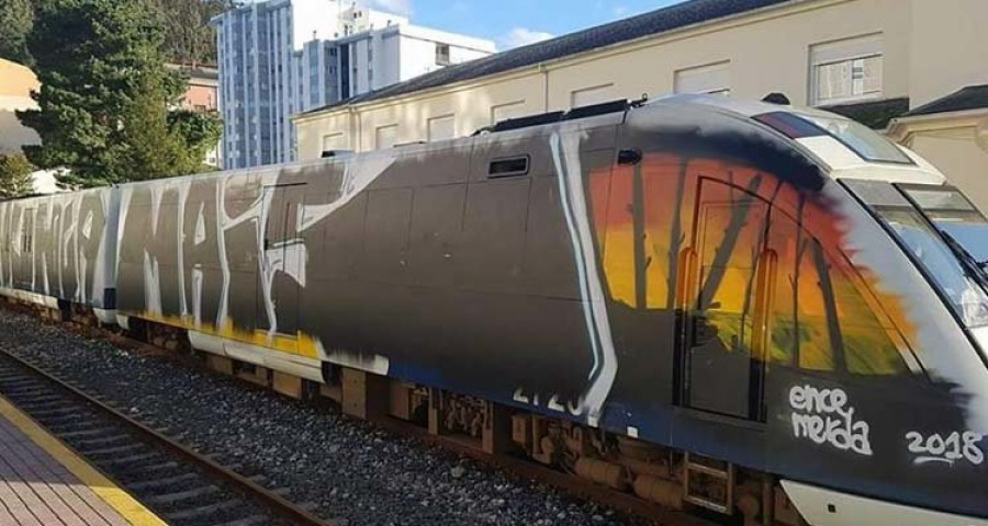 Un grupo de jóvenes detiene a la fuerza 
un tren a su paso 
por Moeche para pintar unos grafitis