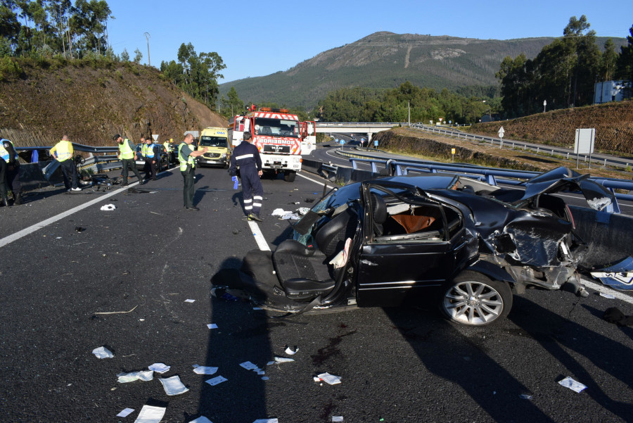 Un joven, herido muy grave en un accidente en la autovía do Barbanza  en el que el coche acabó partido en dos