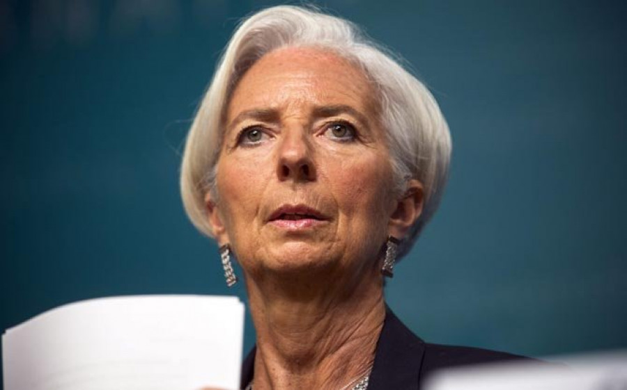 Lagarde, imputada por corrupción en Francia, descarta dimitir del FMI