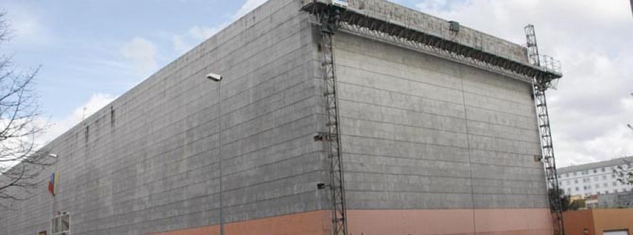 El Concello invierte 16.000 euros en reparar la fachada del centro comercial Porta Nova