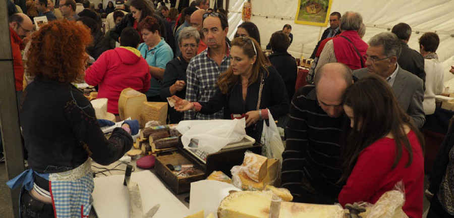 Cerca de 1.000 personas dieron cuenta del queso y la miel de Goente