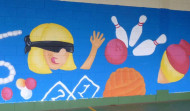 Dos coloridos murales alusivos a juegos populares decoran las paredes el CEIP de Esteiro