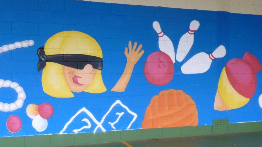 Dos coloridos murales alusivos a juegos populares decoran las paredes el CEIP de Esteiro
