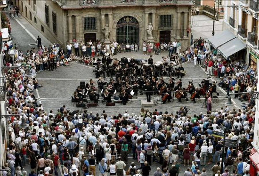 Los músicos de la Sinfónica de Navarra tocan contra los recortes y la subida del IVA