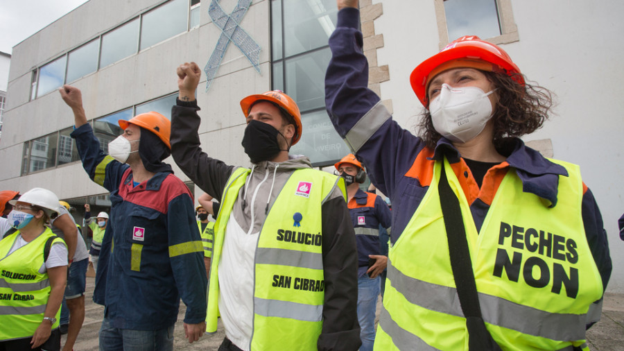 Decenas de empleados de Alcoa salen a la calle para presionar a la empresa