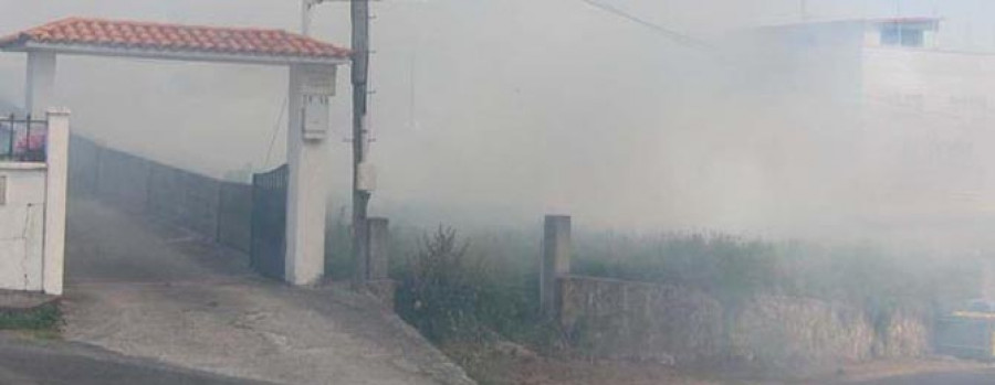 Un incendio calcina una finca situada entre viviendas en el lugar de Lavarecido, en Meirás