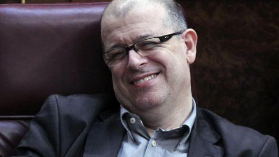 El diputado del PSC José Zaragoza dimite tras romper la disciplina de voto