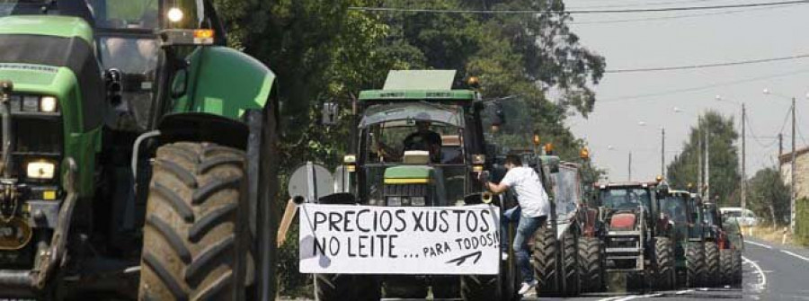 Medio millar de tractores marchan en Arzúa contra los bajos precios de la leche
