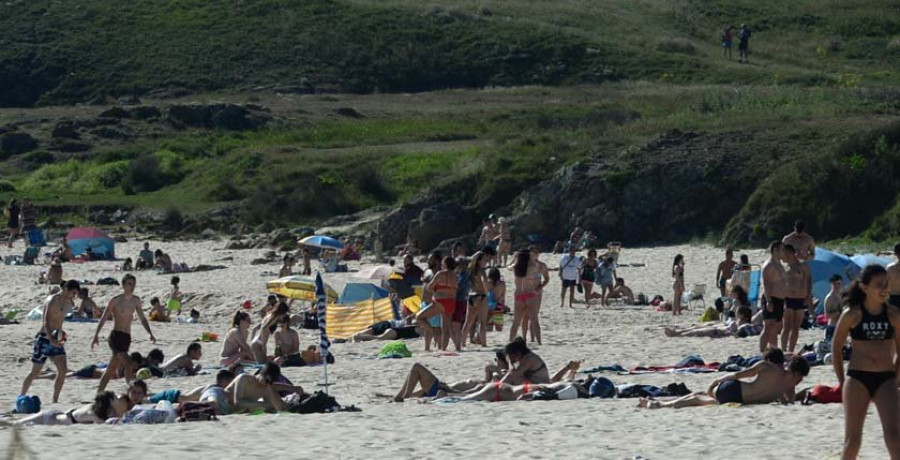 Las playas registran por primera vez en el año un lleno propio de esta época