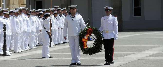 Garat anima a la Armada a “superar pronto esta siniestra situación”