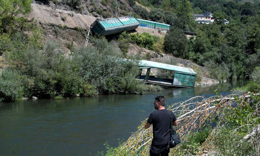 Un juzgado abre diligencias por los vagones de tren arrojados al río Sil