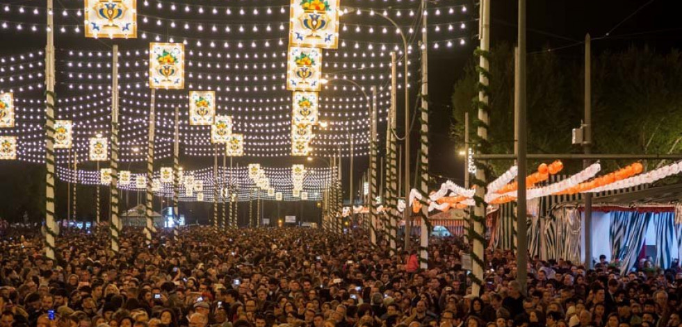 La luz de la Feria de Abril ya ilumina la noche sevillana