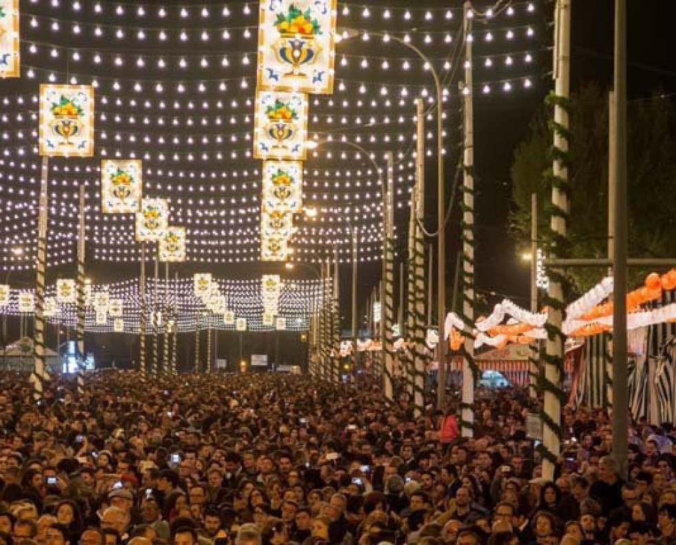 La luz de la Feria de Abril ya ilumina la noche sevillana