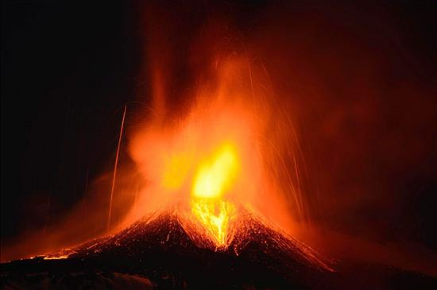 El volcán italiano Etna entra en erupción y emite fuentes de lava