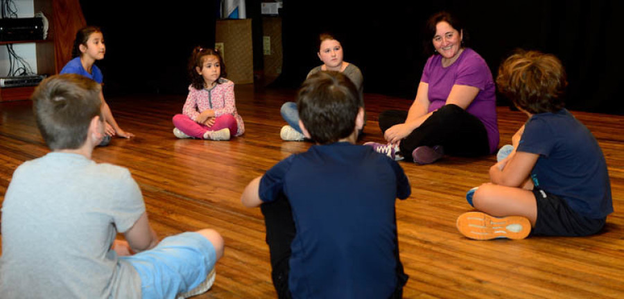 La primera escuela de teatro de Neda inicia su andadura con una veintena de alumnos