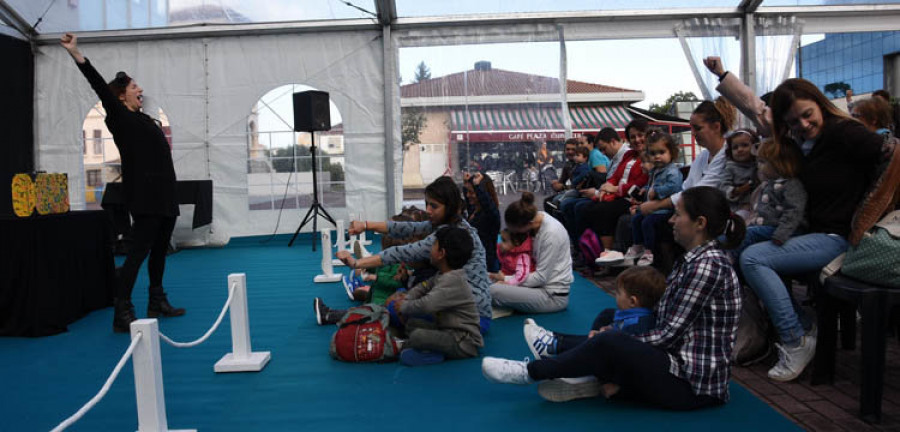 Los libros toman la calle en Narón para celebrar el Día de la Biblioteca