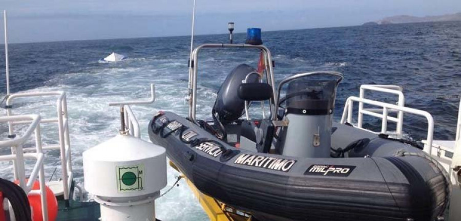 Dos tripulantes de un barco salen ilesos tras volcar su lancha en cabo Prioriño