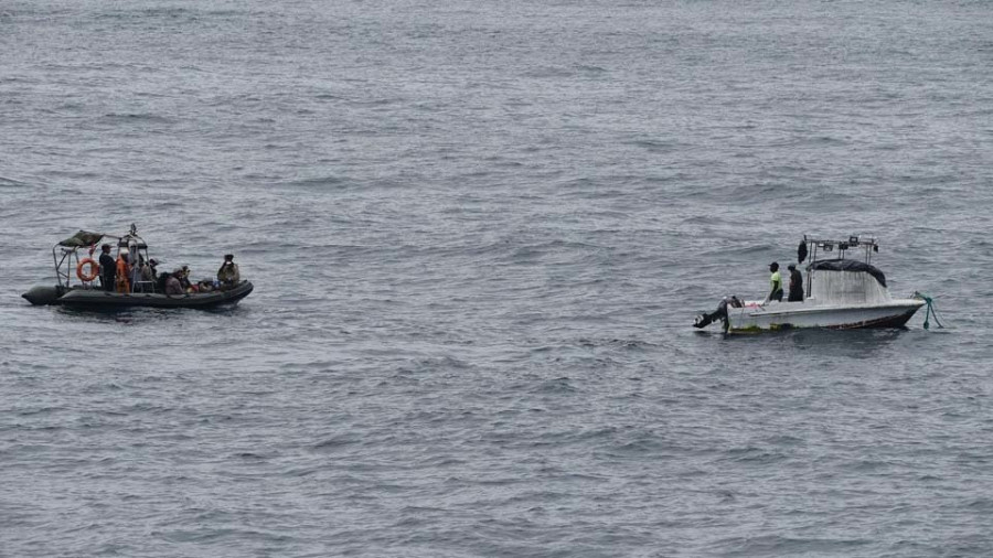 El “Atalaya” socorre a una embarcación que llevaba dos semanas a  la deriva frente a Costa de Marfil