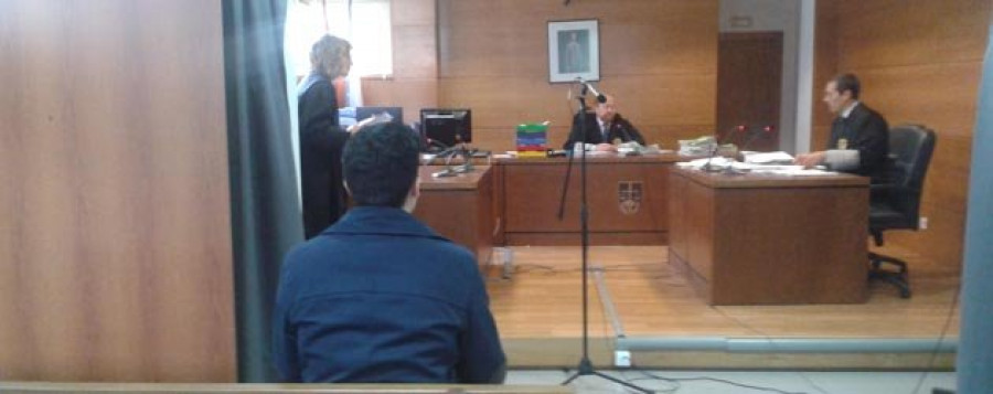 Un joven se sienta en el banquillo por romper los retrovisores de una docena de coches en Cedeira